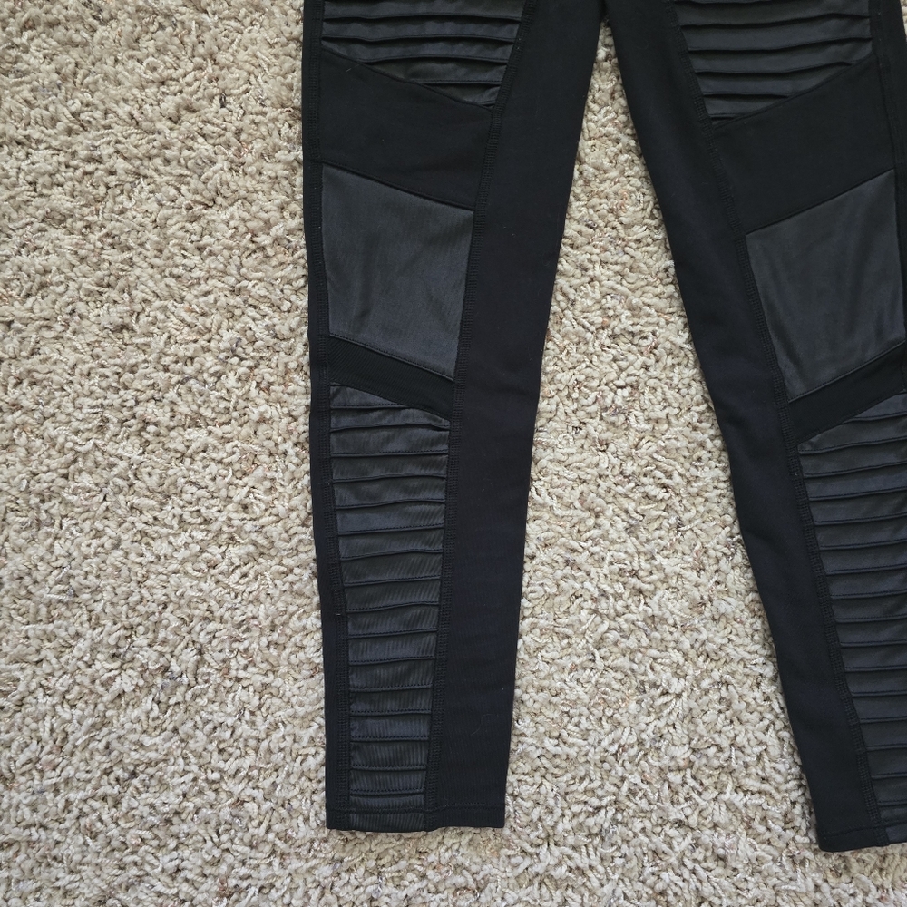 Alo 7/8 High-Waist Moto Legging Black High-Waisted Leggings - XS - Picture 8 of 16